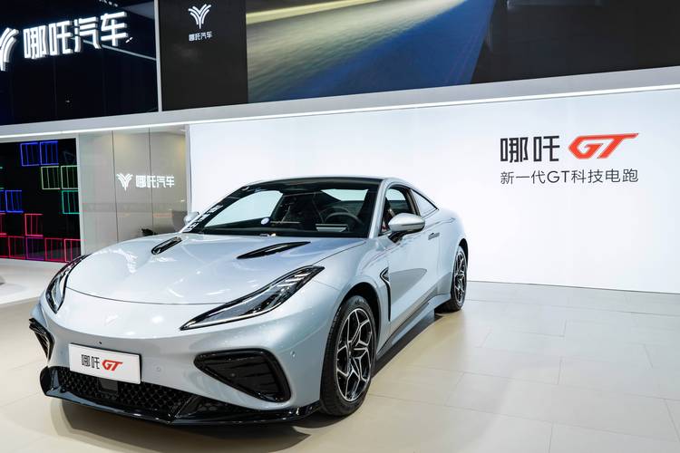 佛山177哪吒汽车在智能汽车领域的表现，领途汽车在新能源汽车市场中的影响力